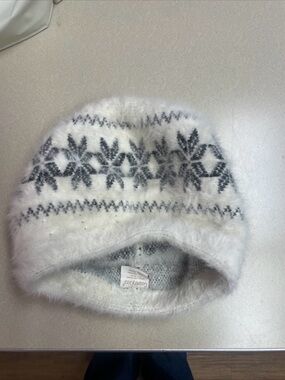 Womens White & Gray Snowflake Fuzzy Beanie soft